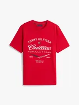 Remera de cuello redondo en color rojo, confeccionada en puro algodón. Presenta un estampado gráfico en el pecho con la colaboración entre Tommy Hilfiger y Cadillac Formula 1 Team, incluyendo detalles distintivos de ambas marcas.