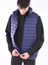 Chaleco acolchado color negro, con cierre frontal y cuello alto.