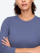 Remera de manga larga confeccionada en tejido rib, con cuello redondo y ajuste al cuerpo.