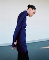 Vestido corto azul marino de cuello alto y manga larga, confeccionado en poliéster con elastano.