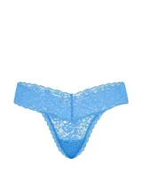 Tanga de encaje color celeste, con diseño de tiro bajo y ribetes festoneados.