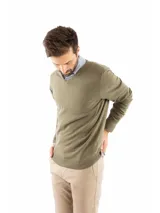 Sweater verde militar de punto con escote en V, mangas largas y corte clásico.