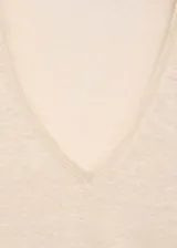 Camiseta de manga corta confeccionada en 100% lino, con cuello de pico y diseño recto.