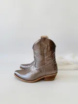 Botas texanas de cuero color peltre con bordados en el empeine y caña media.