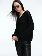 Cardigan de punto con hilo brillante, cuello en V y cierre frontal con botones. Presenta mangas largas con puños acanalados y un diseño de calce holgado.