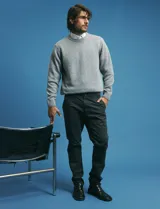 Sweater de escote redondo con manga larga, confeccionado en tejido moteado de textura suave.