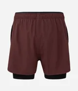 Bermuda deportiva color bordó con short interno de compresión negro integrado. Cuenta con cintura elástica con cordón de ajuste, bolsillos laterales con cierre y bolsillo interno. Confeccionada en tejido técnico de secado rápido.