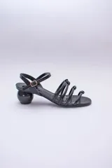 Sandalia dorada metalizada con tiras finas y taco bolita.