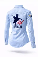 Camisa de manga larga color rosado, confeccionada en algodón. Presenta un corte entallado, cuello clásico y puños abotonados. En la espalda destaca un bordado grande con la silueta de un jinete y la inscripción 'Bagual', además de un parche con la bandera de Uruguay en la manga.