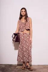Falda midi marrón con estampado de hojas en color crema y abertura lateral.