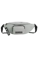 Riñonera negra con bolsillo frontal y correa regulable. Incluye llavero desmontable con la palabra 'Trendy'.