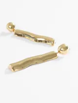 Caravanas largas de acero quirúrgico con diseño de pieza superior semiesférica y colgante alargado de forma ondulada con acabado pulido brillante.