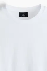 Remera blanca de manga larga en punto de algodón liviano, con cuello redondo ribeteado y corte estándar.