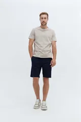 Bermuda de corte chino color azul marino, con diseño clásico de líneas simples y estructura liviana.
