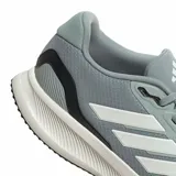 Championes de running Adidas Runfalcon 5, color gris con detalles en blanco. Presentan exterior de malla transpirable, mediasuela con tecnología Cloudfoam para mayor amortiguación y suela de goma Adiwear para mayor durabilidad.