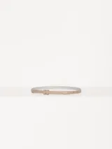 Cinturón fino de cuero en color beige, con detalle decorativo de labios en relieve.