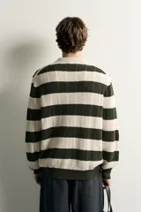 Sweater de punto a rayas horizontales en color verde oscuro y beige, con cuello polo y cierre frontal parcial con botones.