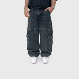 Jean baggy de corte ancho y estilo cargo, confeccionado en denim negro con efecto lavado. Presenta múltiples bolsillos funcionales en los laterales y en la parte frontal.