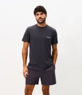 Bermuda masculina Get Over confeccionada en tejido tecnológico de poliéster y elastano, de color gris oscuro, con calce regular, cintura elástica con cordón ajustable y bolsillos laterales.