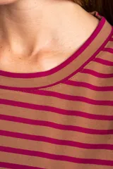 Remera de manga larga con diseño de rayas horizontales en blanco y negro, cuello redondo y corte ajustado al cuerpo.