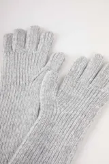 Guantes largos de tejido de punto color gris claro.
