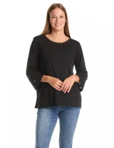 Blusa negra de silueta fluida con textura gofrada. Presenta cuello a la base y mangas tres cuartos acampanadas, ambos decorados con detalles de calados geométricos.