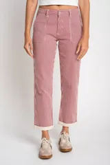 Pantalón de jean de corte recto, tiro medio, con estampado de rayas verticales color rojo y blanco.