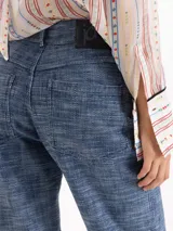 Pantalon Maddie de corte recto, confeccionado en denim de algodón con textura y estructura firme. Presenta tiro medio, bolsillos clásicos y cierre frontal con botón y cremallera.