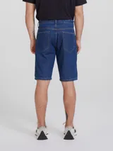Bermuda de jean azul con bolsillos delanteros y traseros.