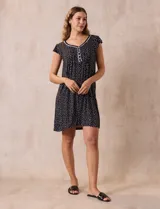 Camisón corto azul marino con estampado floral celeste, escote en V con puntilla blanca y botones.