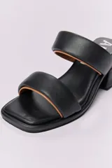 Sandalias de cuero color marrón con doble tira ancha sobre el empeine y taco cuadrado bajo.