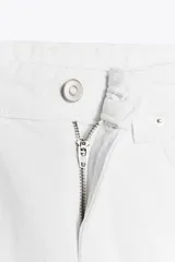 Jeans de mezclilla azul oscuro con efecto lavado, tiro bajo y pierna ancha extra larga. Modelo de cinco bolsillos con cierre frontal de cremallera y botón metálico.