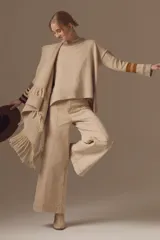 Jean de corte wide leg y tiro alto, con costuras verticales decorativas en el frente. Presenta un diseño de pierna ancha y acabado en color beige.