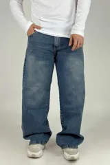 Pantalón de jean azul con efecto lavado, corte amplio, bolsillos cargo laterales y cintura baja.