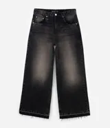 Pantalón de jean modelo super baggy, con corte ancho y recto, cintura alta con trabillas y terminación deshilachada en el ruedo. Presenta un lavado con efecto desgastado y bolsillos funcionales.