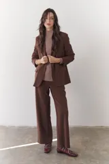 Blazer negro de poliéster, viscosa y spandex, con forro animal print, hombreras, botones frontales y en mangas.