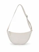 Riñonera de diseño compacto con silueta curva, confeccionada en material liviano color beige. Cuenta con cierre superior y correa regulable que permite llevarla cruzada o al hombro.