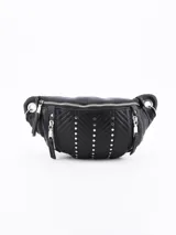 Riñonera negra de cuero sintético con diseño acolchado en forma de espiga y tachas plateadas. Tiene cierre superior, dos bolsillos frontales con cierre y correa ajustable con hebilla.