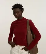 Blusa de chenille color borgoña, de manga larga y cuello alto.