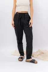 Sandalias plateadas con hebilla metálica, plantilla anatómica y base marrón.