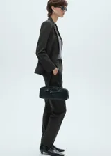 Pantalon de vestir de corte recto y tiro medio, confeccionado en tejido fluido con estampado de raya diplomática. Cuenta con trabillas para cinturón, cierre oculto de botón, gancho y cremallera, y dos bolsillos laterales de ribete.