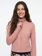 Campera deportiva negra de manga larga con cierre frontal y cuello alto.