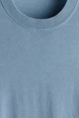 Buzo de punto fino con cuello redondo, puños y bajo acanalados, de corte regular.