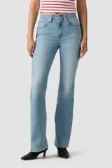 Jeans de tiro alto con corte acampanado, confeccionados en denim de lavado claro. Presentan cierre de botón y cremallera, con diseño clásico de cinco bolsillos.