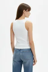 Musculosa de algodón color rojo con detalles en blanco en el cuello y sisas, de corte ajustado y diseño con estrella estampada en el centro del pecho.