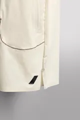 Shorts deportivos de entrenamiento Zara Athleticz, color beige, confeccionados en tejido técnico ligero y elástico con forro interior. Presentan cintura elástica ajustable, bolsillos frontales, bolsillo trasero de seguridad con cierre, aberturas laterales en el bajo y detalle de logo estampado en la pierna.