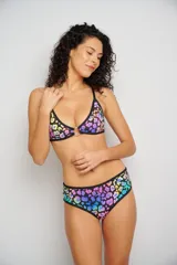 Corpiño de bikini con estampado de hojas en tonos azules y violetas, con aro metálico en el centro del busto y tirantes finos regulables que se cruzan en la espalda.