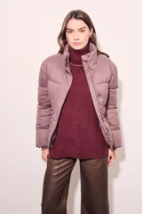 Campera puffer color lila con cierre frontal y cuello alto.