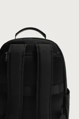 Mochila de nylon negra, con compartimento principal con cierre de cremallera, bolsillo frontal, bolsillos laterales planos y detalles de cuero sintético en la base.
