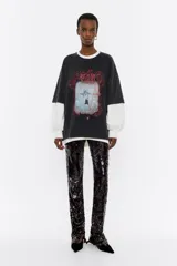 Pantalón negro de lentejuelas, de corte ajustado y cintura elástica.